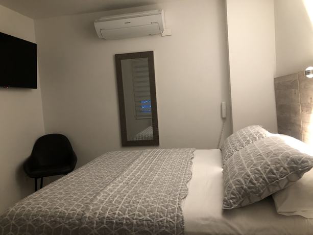 Imagen de la habitación del Hotel Ari. Foto 7