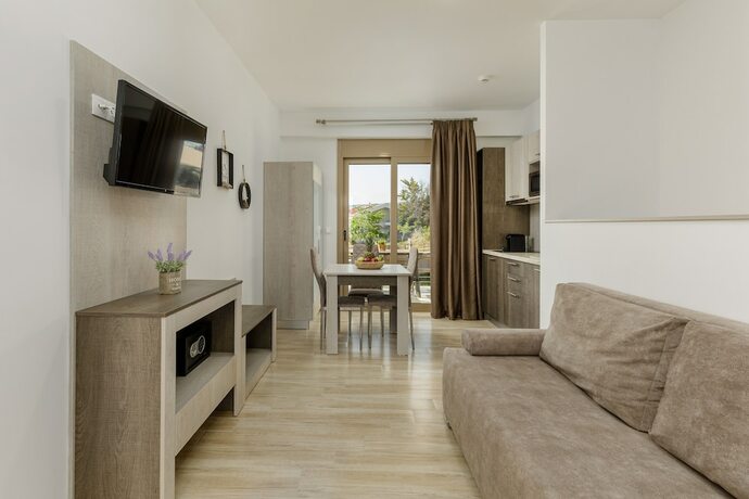 Imagen de la habitación del Hotel Aria Garden Suites. Foto 15
