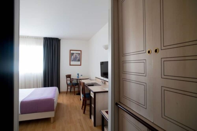 Imagen de la habitación del Hotel Ariane, ISTRES. Foto 11