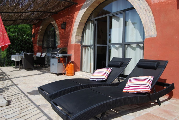 Imagen de los exteriores del Hotel Arianella Bandb Penedes. Foto 8