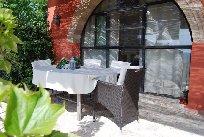 Imagen de los exteriores del Hotel Arianella Bandb Penedes. Foto 9