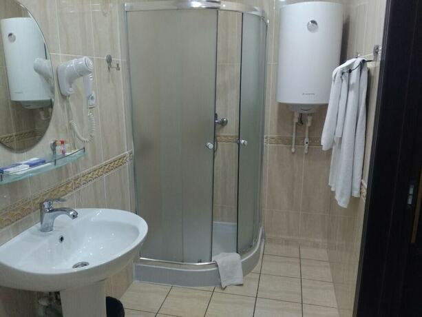 Imagen de la habitación del Hotel Arien Plaza. Foto 14