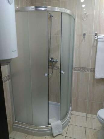 Imagen de la habitación del Hotel Arien Plaza. Foto 16
