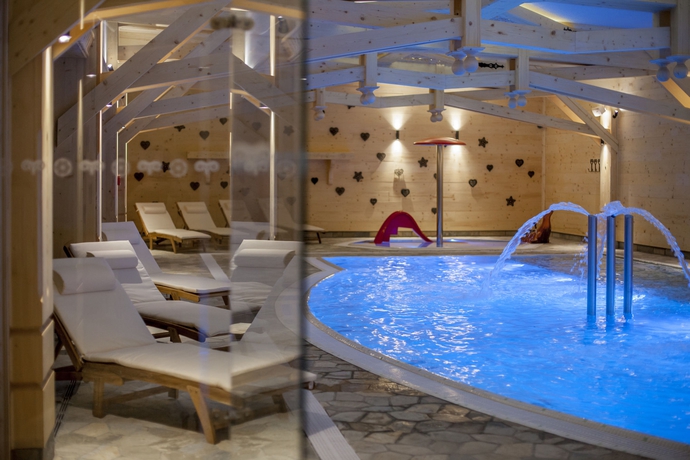 Imagen de la piscina del Hotel Aries and Spa. Foto 16