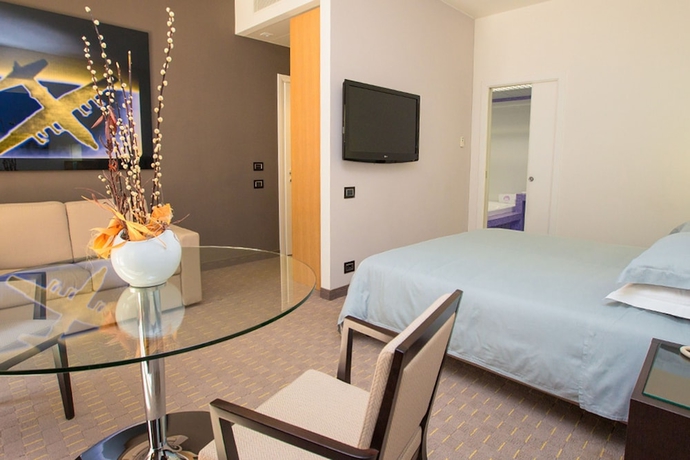 Imagen de la habitación del Hotel Ariha Cosenza. Foto 12