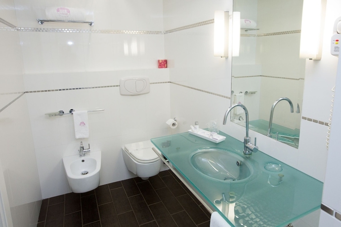 Imagen de la habitación del Hotel Ariha Cosenza. Foto 16