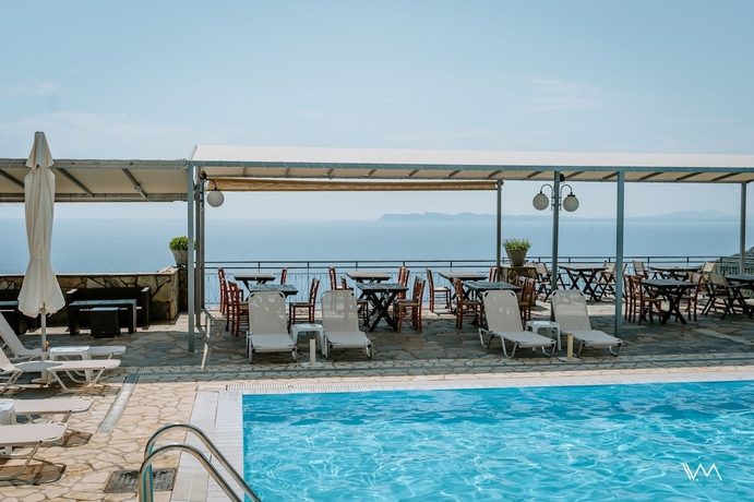 Imagen de la piscina del Hotel Arilla Beach. Foto 17