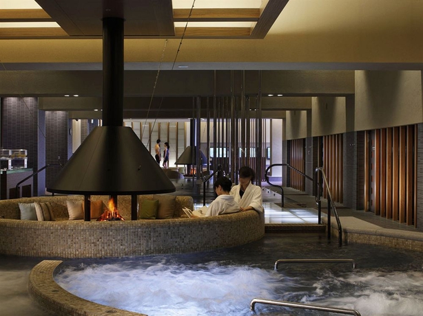 Imagen de la piscina del Hotel Arima Grand. Foto 6
