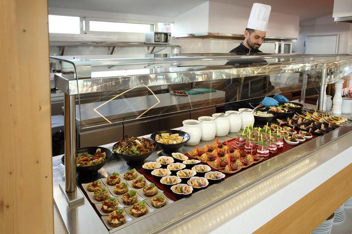 Imagen del bar/restaurante del Hotel Arina Beach Resort. Foto 5