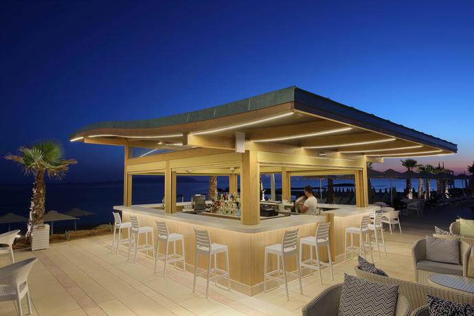 Imagen del bar/restaurante del Hotel Arina Beach Resort. Foto 6