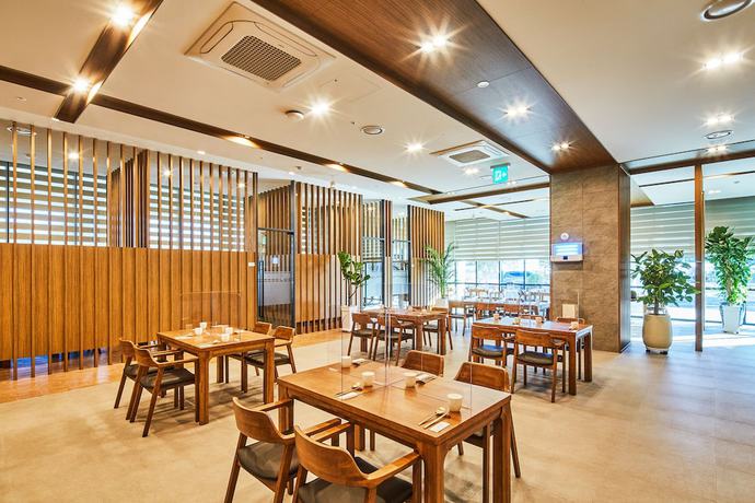 Imagen del bar/restaurante del Hotel Arina. Foto 4