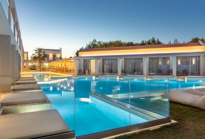Imagen de la piscina del Hotel Ariongreen Riviera. Foto 15