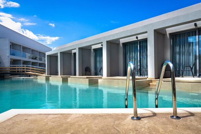Imagen de la piscina del Hotel Ariongreen Riviera. Foto 18