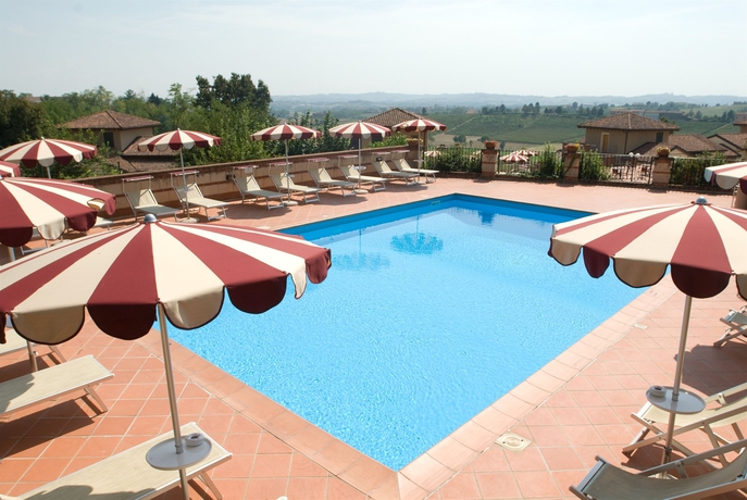 Imagen de la piscina del Hotel Ariotto Village. Foto 14