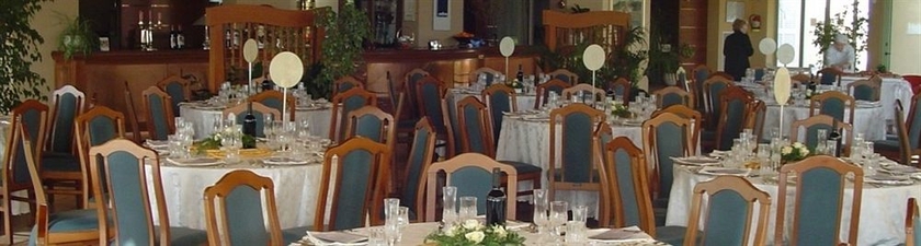 Imagen del bar/restaurante del Hotel Ariotto Village. Foto 2