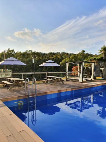 Imagen de la piscina del Hotel Arirang Hill Hotel and Resort. Foto 17