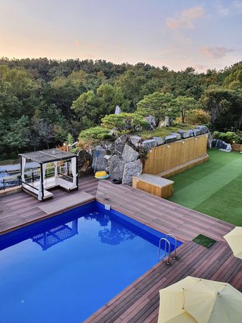 Imagen de la piscina del Hotel Arirang Hill Hotel and Resort. Foto 18