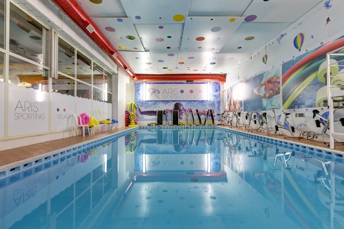 Imagen de la piscina del Hotel Aris Garden. Foto 17