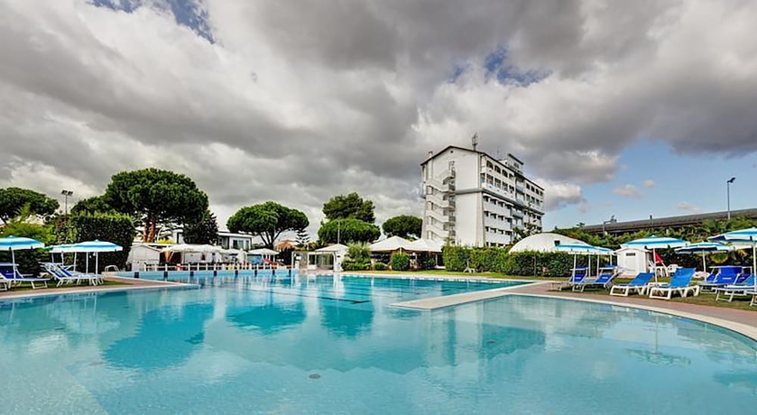 Imagen de la piscina del Hotel Aris Garden. Foto 18