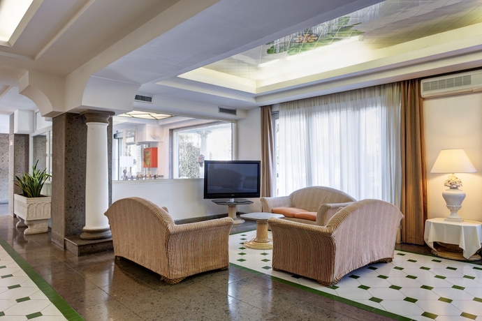 Imagen de los interiores del Hotel Aris Garden. Foto 16