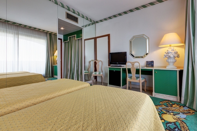 Imagen de la habitación del Hotel Aris Garden. Foto 7