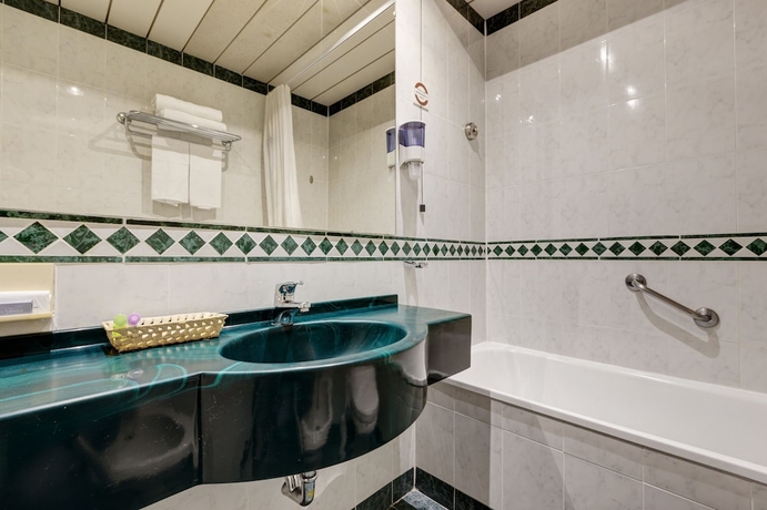 Imagen de la habitación del Hotel Aris Garden. Foto 11