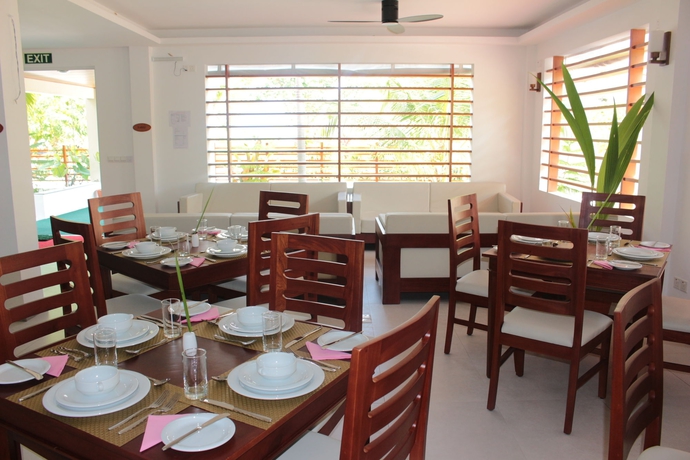 Imagen del bar/restaurante del Hotel Ariston Dhangethi Inn. Foto 2
