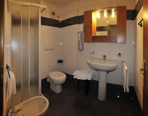 Imagen de la habitación del Hotel Ariston, Dimaro. Foto 12