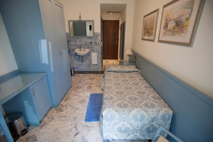 Imagen de la habitación del Hotel Ariston, IMPERIA. Foto 15