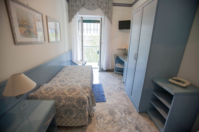 Imagen de la habitación del Hotel Ariston, IMPERIA. Foto 16