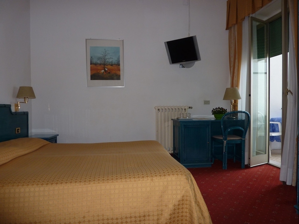 Imagen de la habitación del Hotel Ariston Montecarlo. Foto 13