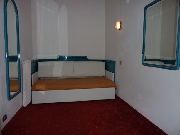 Imagen de la habitación del Hotel Ariston Montecarlo. Foto 14