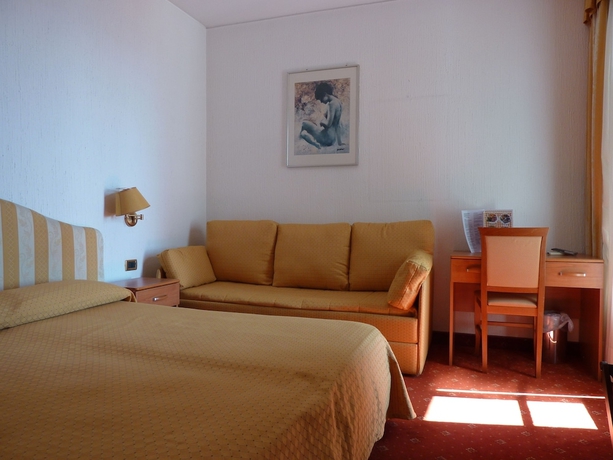 Imagen de la habitación del Hotel Ariston Montecarlo. Foto 16