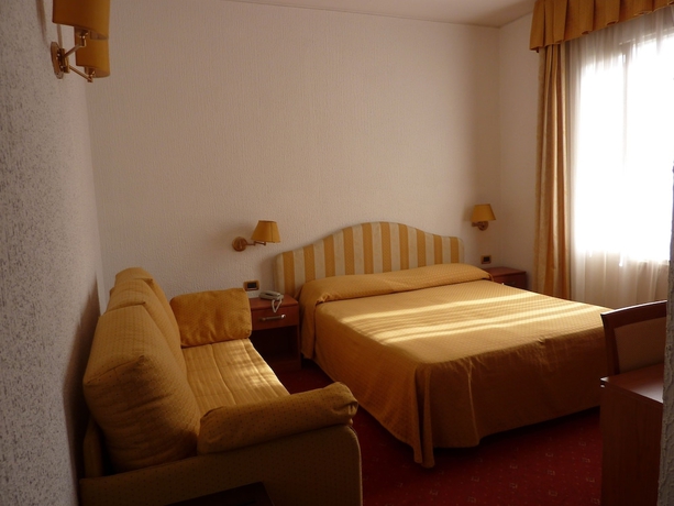 Imagen de la habitación del Hotel Ariston Montecarlo. Foto 17