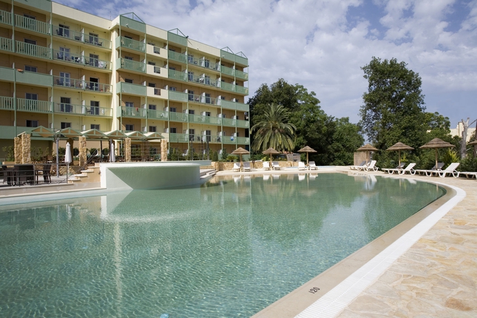 Imagen de la piscina del Hotel Ariti Grand Corfu. Foto 16
