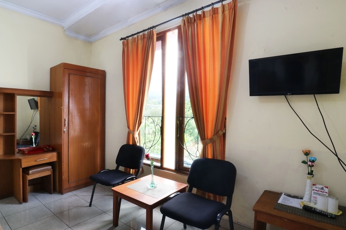 Imagen de la habitación del Hotel Arjuna, Bogor. Foto 7
