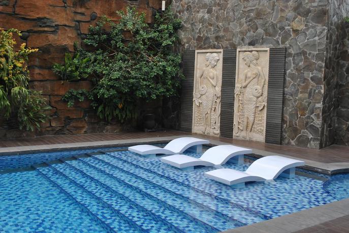 Imagen de la piscina del Hotel Arjuna, Jogjakarta. Foto 20