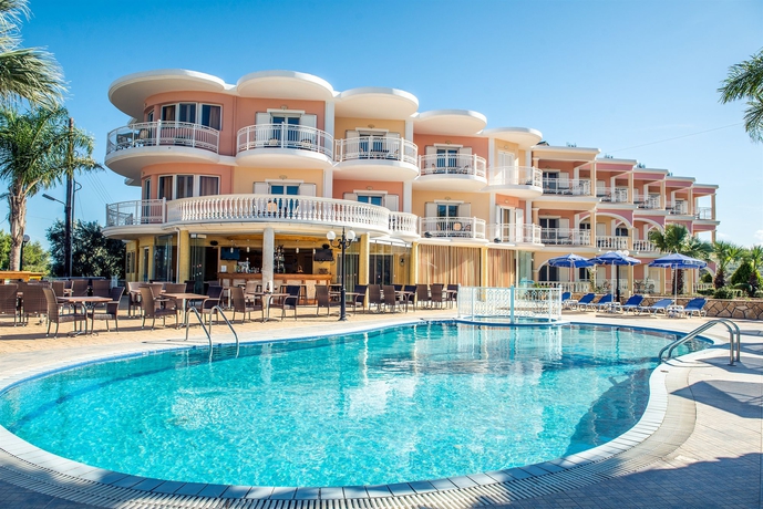 Imagen de la piscina del Hotel Arkadia Luxury Apartments. Foto 15