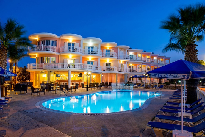 Imagen de la piscina del Hotel Arkadia Luxury Apartments. Foto 16