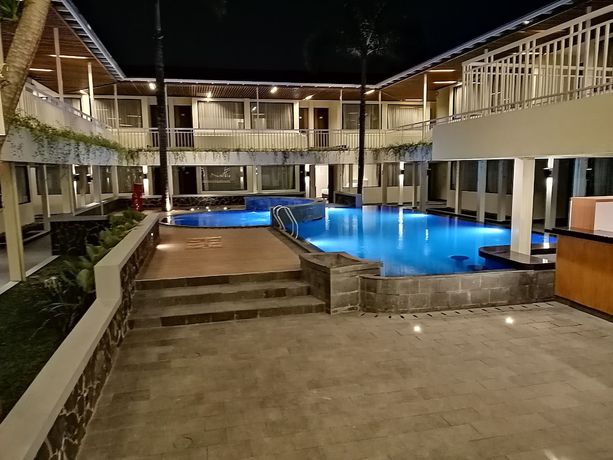 Imagen de la piscina del Hotel Arkeo Hotel Bandung. Foto 17