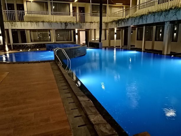 Imagen de la piscina del Hotel Arkeo Hotel Bandung. Foto 20