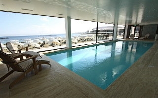 Imagen de la piscina del Hotel Arkin Palm Beach. Foto 8