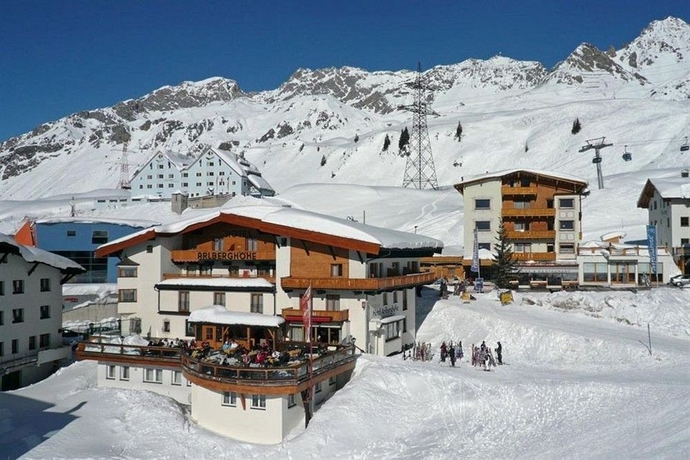 Imagen de los exteriores del Hotel Arlbergh&ouml;he. Foto 13