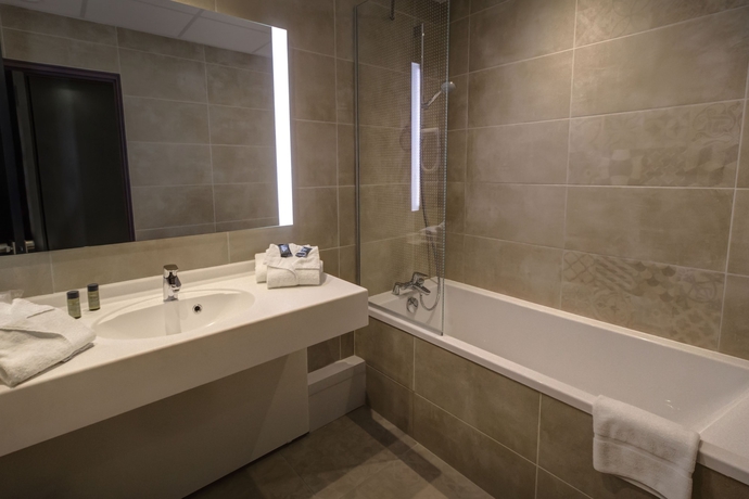 Imagen de la habitación del Hotel Arles Plaza. Foto 7