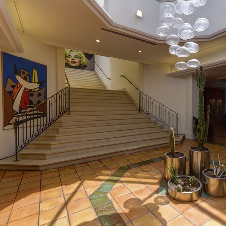 Imagen del bar/restaurante del Hotel Arles Plaza. Foto 2