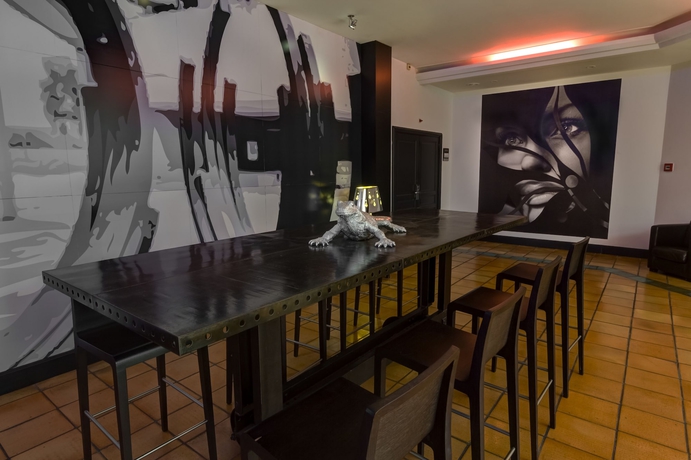 Imagen del bar/restaurante del Hotel Arles Plaza. Foto 3