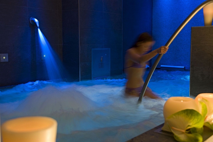 Imagen de la piscina del Hotel Arli Business and Wellness. Foto 13