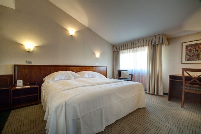 Imagen de la habitación del Hotel Arli Business and Wellness. Foto 9