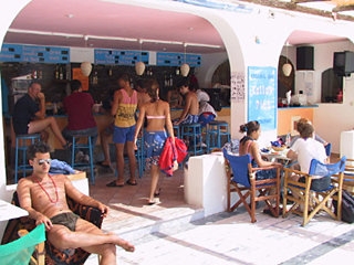 Imagen del bar/restaurante del Hotel Armadoros. Foto 2