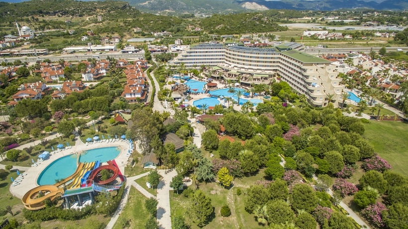 Imagen de la piscina del Hotel Armas Pemar Beach Resort. Foto 19